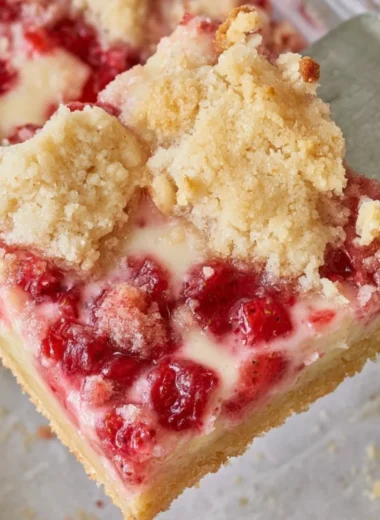 Delicious strawberry pie bars with fresh strawberries and a golden crust.