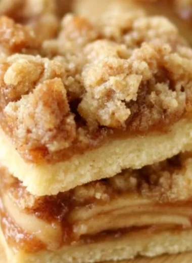 Apple Crisp Shortbread Bars with a buttery crust and cinnamon apples