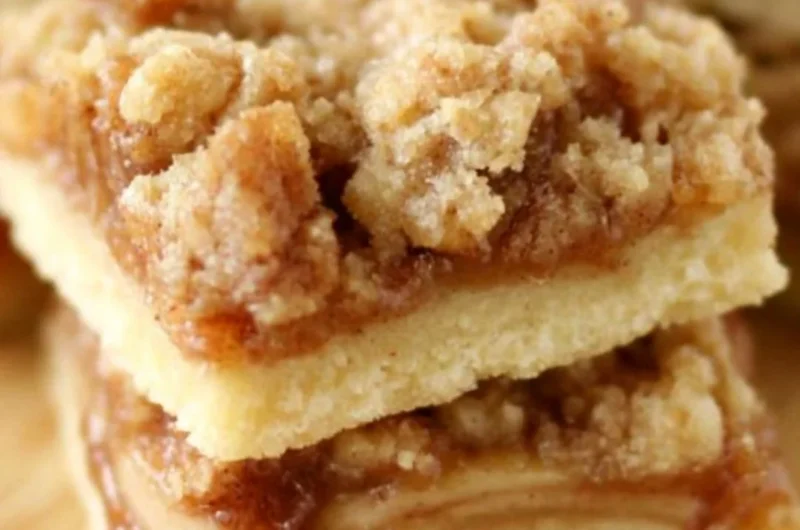 Apple Crisp Shortbread Bars with a buttery crust and cinnamon apples